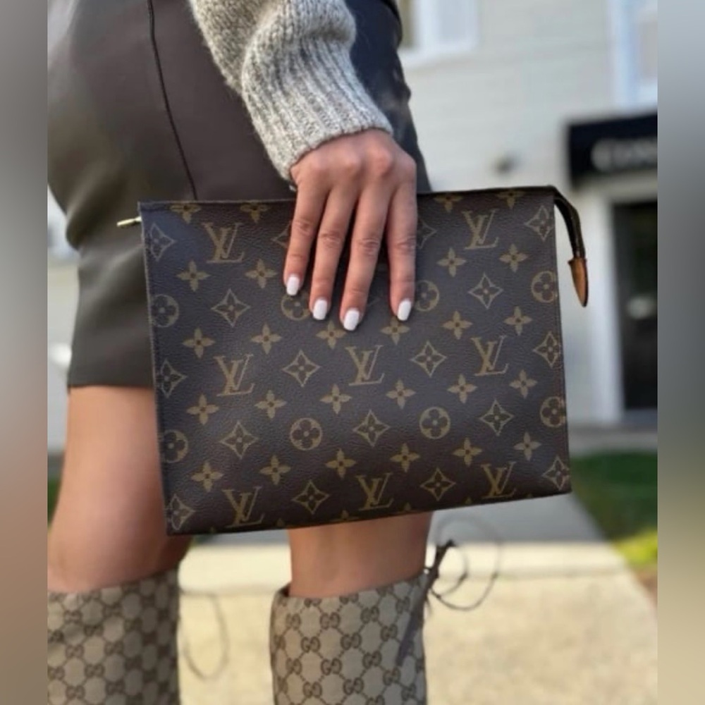 Authentic Louis Vuitton Monogram Canvas Toiletry 26 Pouch Clutch Handbag